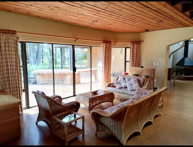 10 BEDROOM FREESTANDING TO LET IN EQUESTRIA